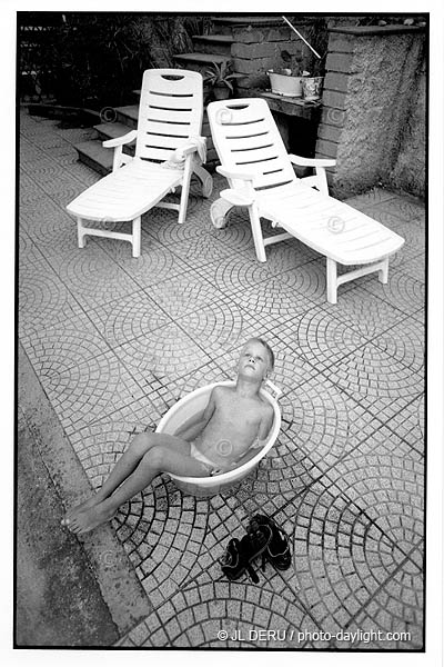 petit garon dans une bassine - litte boy in a bowl